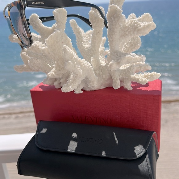 VALENTINO SUNGLASSES - VALENTINO Tortoise Shell Sunglasses with Black Case etc. - Picture 6 of 14